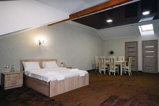 Отель Готель Hunter Shegyni Люкс с кроватью размера «king-size»-3